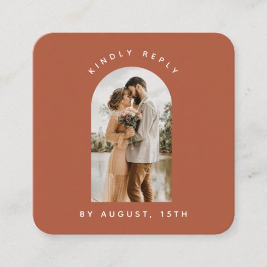 テラコッタアーチカップル写真QRコードウェディングRSVP エンクロージャーカード (正面)
