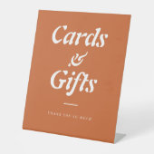 テラコッタオレンジ色のカードとギフト台座の看板 台座サイン (正面)