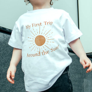テラコッタスクリプト1stのまわりにトリップザサン誕生日 ベビーTシャツ
