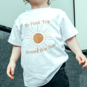 テラコッタスクリプト1stのまわりにトリップザサン誕生日 ベビーTシャツ