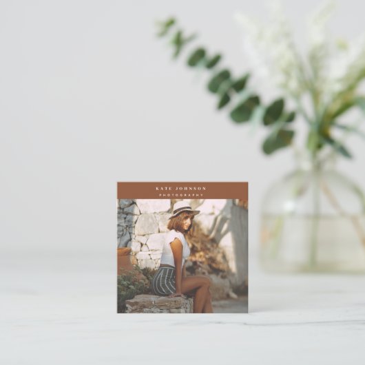 テラコッタフォトグラファーQRコードソーシャルメディア スクエア名刺 (スタンド正面)