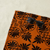 テラコッタブラック古代ギリシャの蛇行パターン ビーチタオル (インサイチュ)