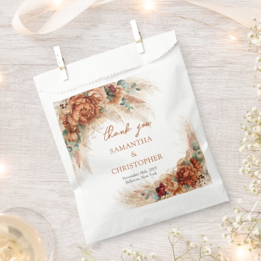 テラコッタブルゴーニュユーカリとパンパスグラス フェイバーバッグ (クリップ留めされた状態)