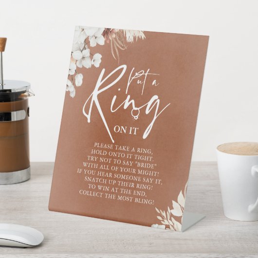 テラコッタホワイトフローラボホサインにリングや輪を置く 台座サイン (インサイチュ)