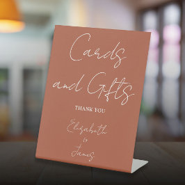 テラコッタミニマリストのスクリプトカードとギフト 台座サイン