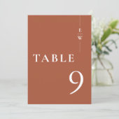 テラコッタミニマルモダンリストモノグラムテーブル番号 招待状 (スタンド正面)