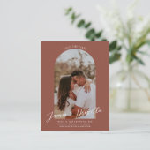 テラコッタモダンアーチ写真結婚式招待状 ポストカード (スタンド正面)