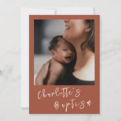 テラコッタモダンスクリプトベビー写真バプテスマ 招待状 (正面)