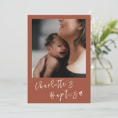 テラコッタモダンスクリプトベビー写真バプテスマ 招待状 (スタンド正面)