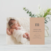 テラコッタモノグラムミニマリストフォト誕生 案内状 (スタンド正面)