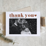 テラコッタレトロはっきりしたタイポグラフィ写真結婚の サンキューカード<br><div class="desc">テラ表現コッタのレトロなタイポグラフィを特集した私たちのカスタマイズ可能な写真のサンキューカードとスタイルで感謝の気持ち結婚。このボホデザインはノスタルジーとモダンtouchを融合させ感謝していて、特別な日に分かち合うのに最適な方法である。詳細を追加してパーソナライズテラコッタのレトロなタイポグラフィをフィーチャーした私たちのカスタマイズ可能な写真のサンキューカードで思い出に残る感謝のノートを作結婚る。今日注文して感謝の気持ちを伝えスタイリッシュろ！</div>