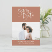 テラコッタ水彩画タイポグラフィ結婚ズ セーブザデート (スタンド正面)