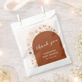 テラコッタ秋ボホワイルドフラワーアーチベイビーシャワー フェイバーバッグ