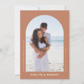 テラコッタ アーチ フォト ミニマリスト カップルのシャワー 招待状 (正面)