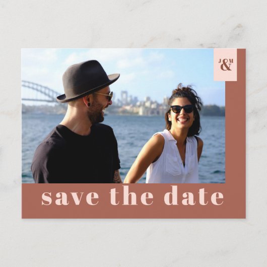 テラコッタ モダン タイポグラフィー フォト セーブ ザ デート インビテーションポストカード (正面)