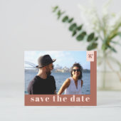 テラコッタ モダン タイポグラフィー フォト セーブ ザ デート インビテーションポストカード (スタンド正面)