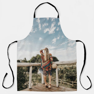 テラスに立つ女性 エプロン