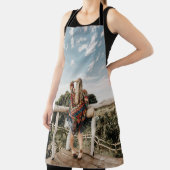 テラスに立つ女性 エプロン (インサイチュ)