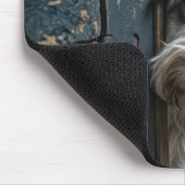 テリアが古のまわりにい扉を覗き込む マウスパッド (コーナー)