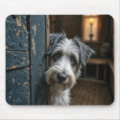 テリアが古のまわりにい扉を覗き込む マウスパッド (正面)