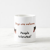 テリア犬が歓迎おもしろい モーフィングマグカップ (中央)