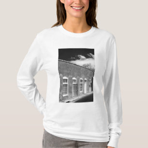 テリトリアル様式の建築、サンタフェ、ニューメキシコ州 Tシャツ