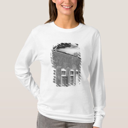 テリトリアル様式の建築、サンタフェ、ニューメキシコ州 Tシャツ (正面)