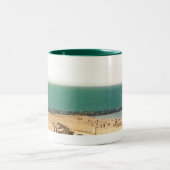 テル・アビブのビーチ ツートーンマグカップ (中央)