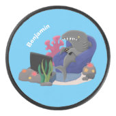 テレビおもしろいアニメを見ているサメ アイスホッケーパック (正面)