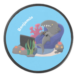 テレビおもしろいアニメを見ているサメ アイスホッケーパック