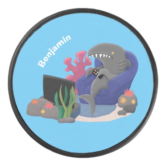 テレビおもしろいアニメを見ているサメ アイスホッケーパック (正面)