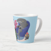 テレビおもしろいアニメを見ているサメ カフェラテマグ (右アングル)