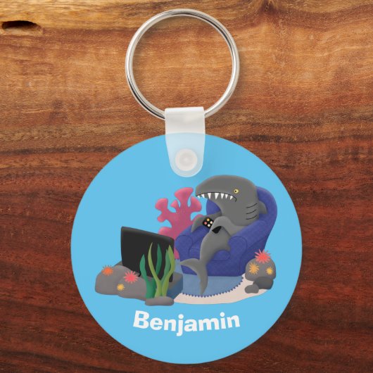 テレビおもしろいアニメを見ているサメ キーホルダー (正面)