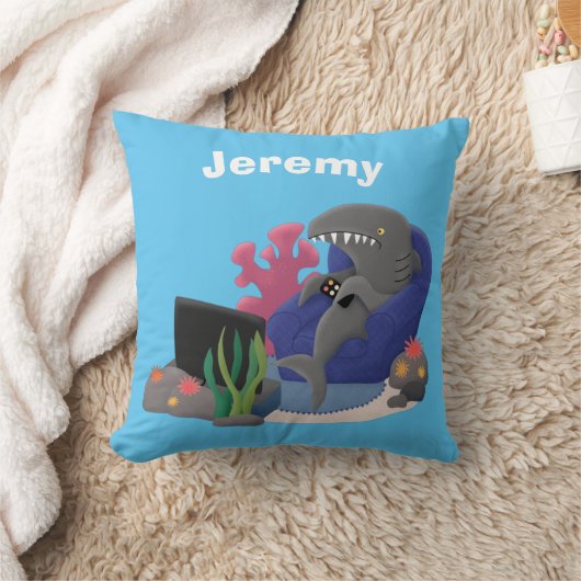 テレビおもしろいアニメを見ているサメ クッション (ブランケット)