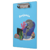 テレビおもしろいアニメを見ているサメ クリップボード (左)