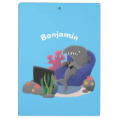 テレビおもしろいアニメを見ているサメ クリップボード (裏面)