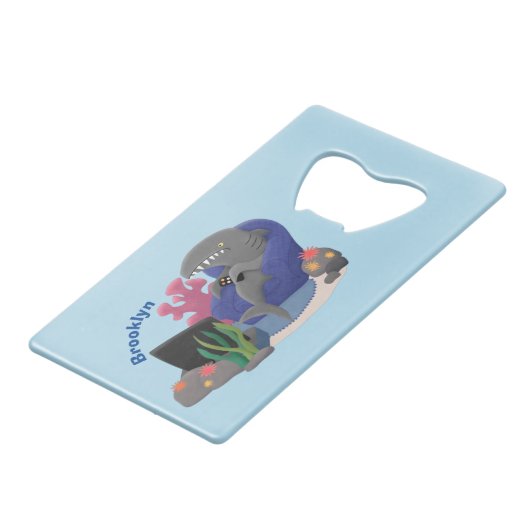 テレビおもしろいアニメを見ているサメ クレジットカード栓抜き (裏面アングル)