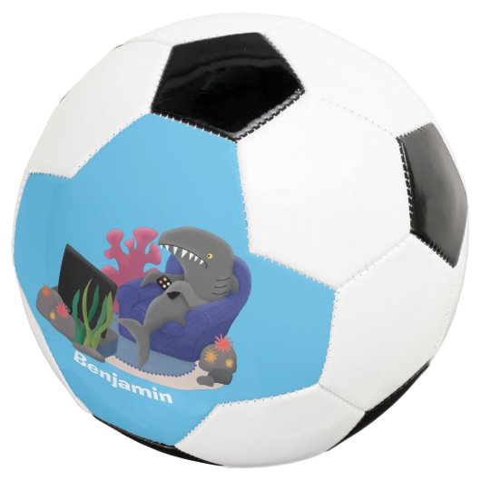 テレビおもしろいアニメを見ているサメ サッカーボール (3/4)