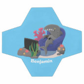 テレビおもしろいアニメを見ているサメ サッカーボール (フラット)