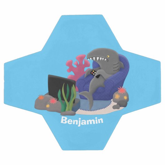 テレビおもしろいアニメを見ているサメ サッカーボール (フラット)