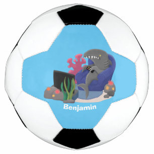 テレビおもしろいアニメを見ているサメ サッカーボール