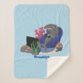 テレビおもしろいアニメを見ているサメ シェルパブランケット (正面)