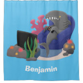 テレビおもしろいアニメを見ているサメ シャワーカーテン (正面)