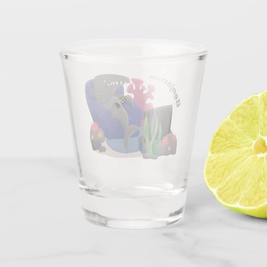 テレビおもしろいアニメを見ているサメ ショットグラス (裏面)