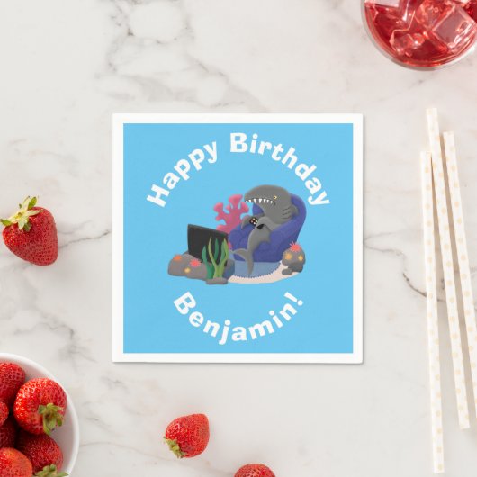 テレビおもしろいアニメを見ているサメ スタンダードカクテルナプキン (インサイチュ)