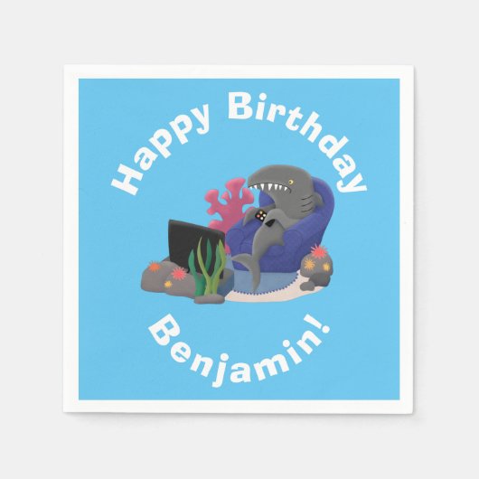 テレビおもしろいアニメを見ているサメ スタンダードカクテルナプキン (正面)