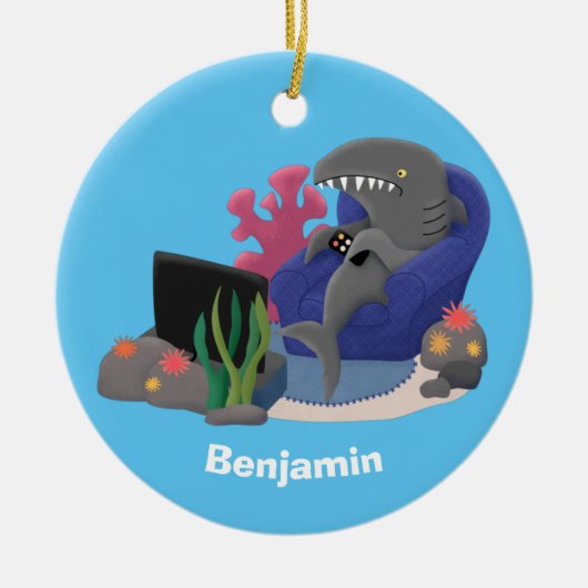 テレビおもしろいアニメを見ているサメ セラミックオーナメント (正面)