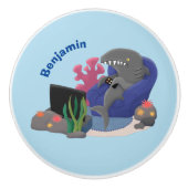 テレビおもしろいアニメを見ているサメ セラミックノブ (正面)