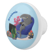 テレビおもしろいアニメを見ているサメ セラミックノブ (右)