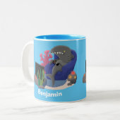 テレビおもしろいアニメを見ているサメ ツートーンマグカップ (正面左)